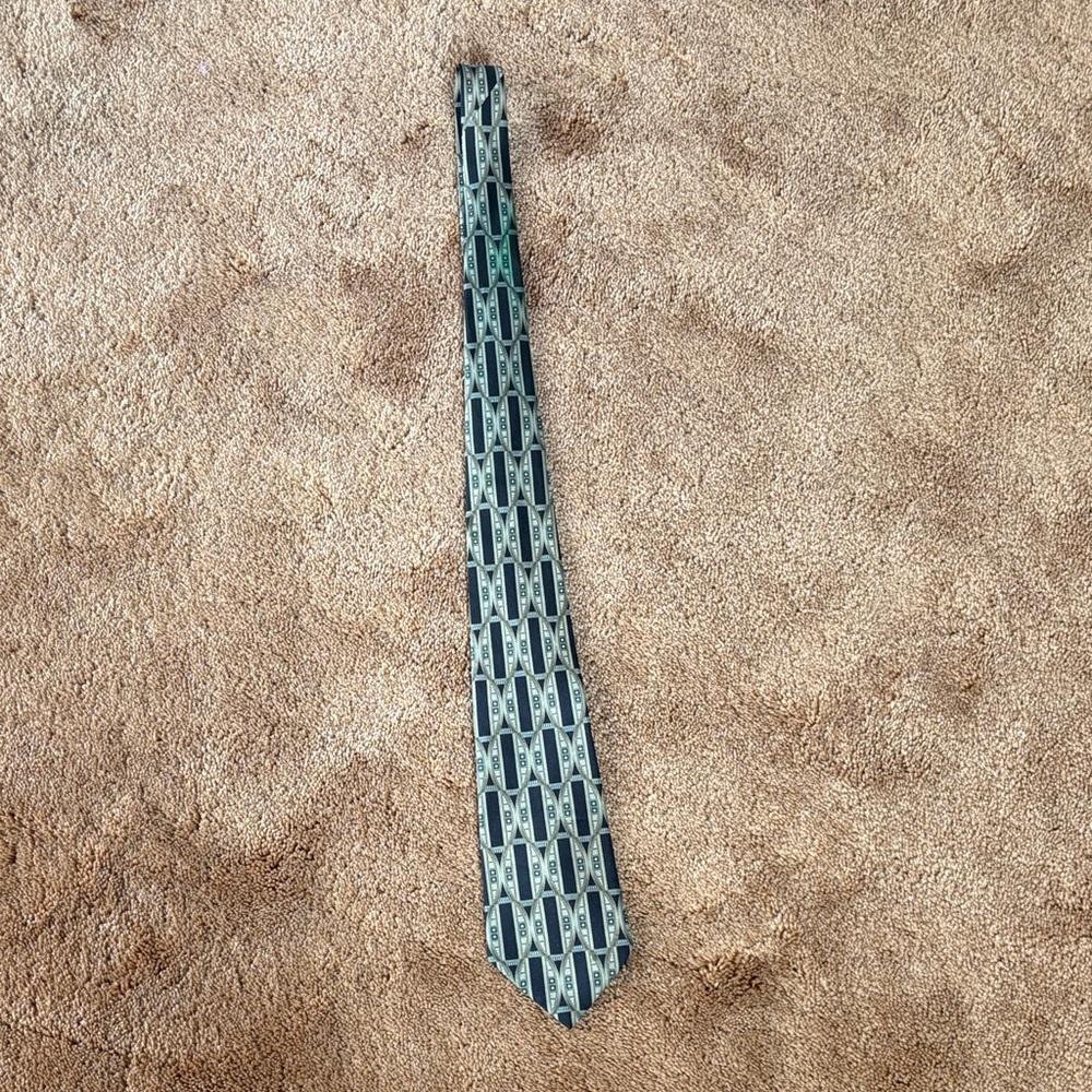 Stylish Black and Gray Patterned Tie